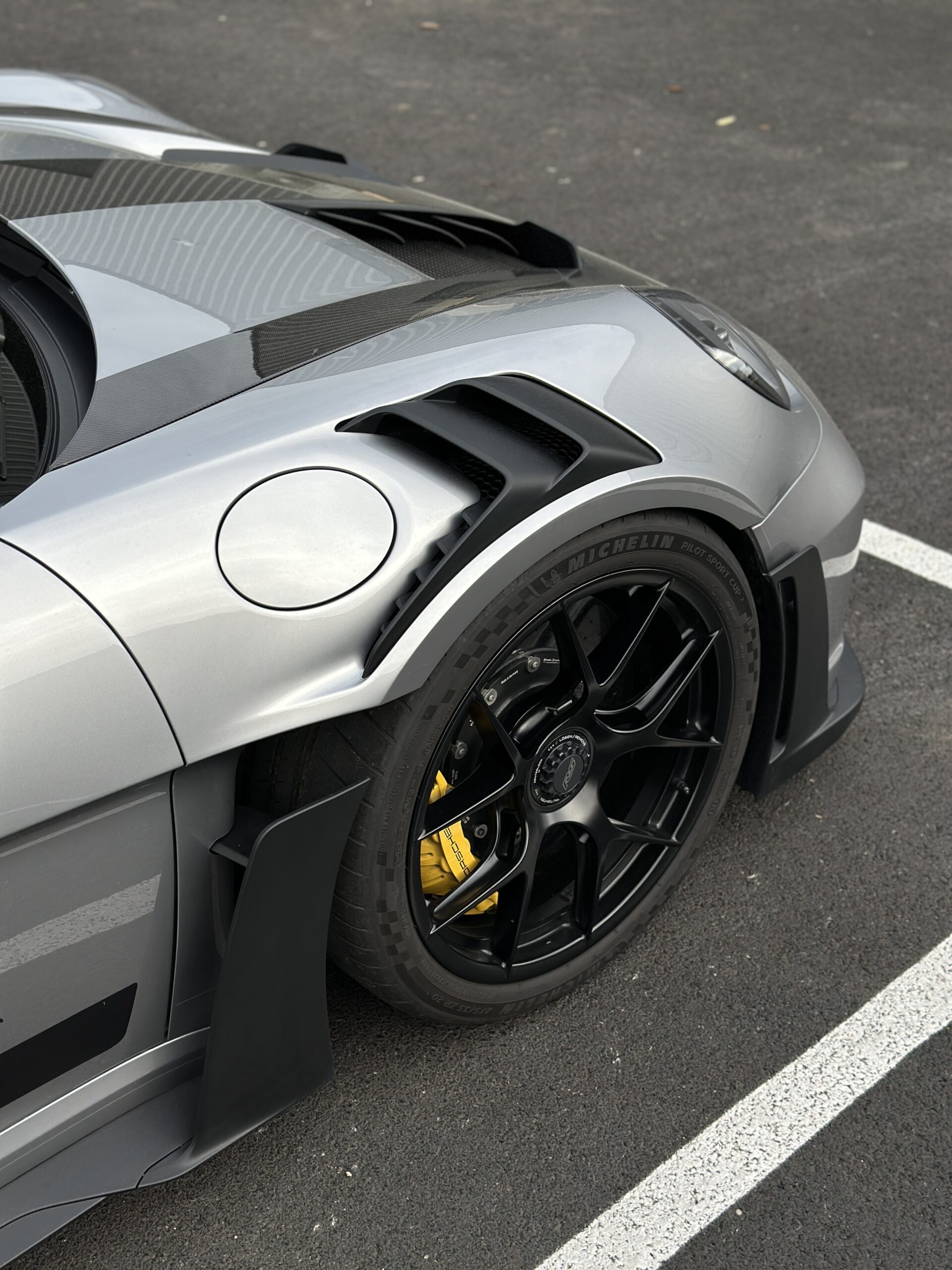 Préparation intérieure haut de gamme pour Porsche 911 GT3 RS. Nous réalisons un nettoyage complet de l’habitacle : soin des surfaces en alcantara et carbone, dépoussiérage minutieux des commandes sport, traitement des plastiques techniques, nettoyage des vitres intérieures et remise à neuf des moquettes. Chaque détail du cockpit est traité avec précision pour offrir une présentation intérieure irréprochable, idéale pour une mise en vente ou un shooting photo professionnel.