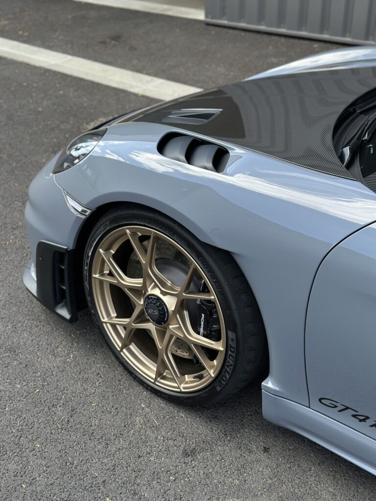 Nettoyage extérieur haut de gamme d’une Porsche GT4 RS — lavage en méthode deux seaux, prélavage à la mousse active, décontamination carrosserie, nettoyage des jantes haute performance et finitions manuelles sur les détails. La peinture retrouve son éclat d’origine, mettant en valeur les lignes sportives de ce modèle d’exception.